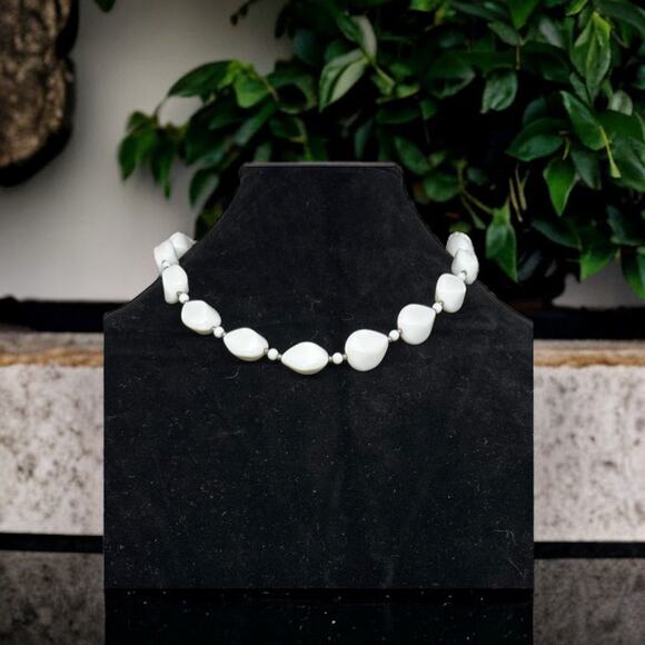 Vintage 1980s White Lucite Teardrop Bead Chunky Statement Pearl Finish 20" - Picture 5 of 5